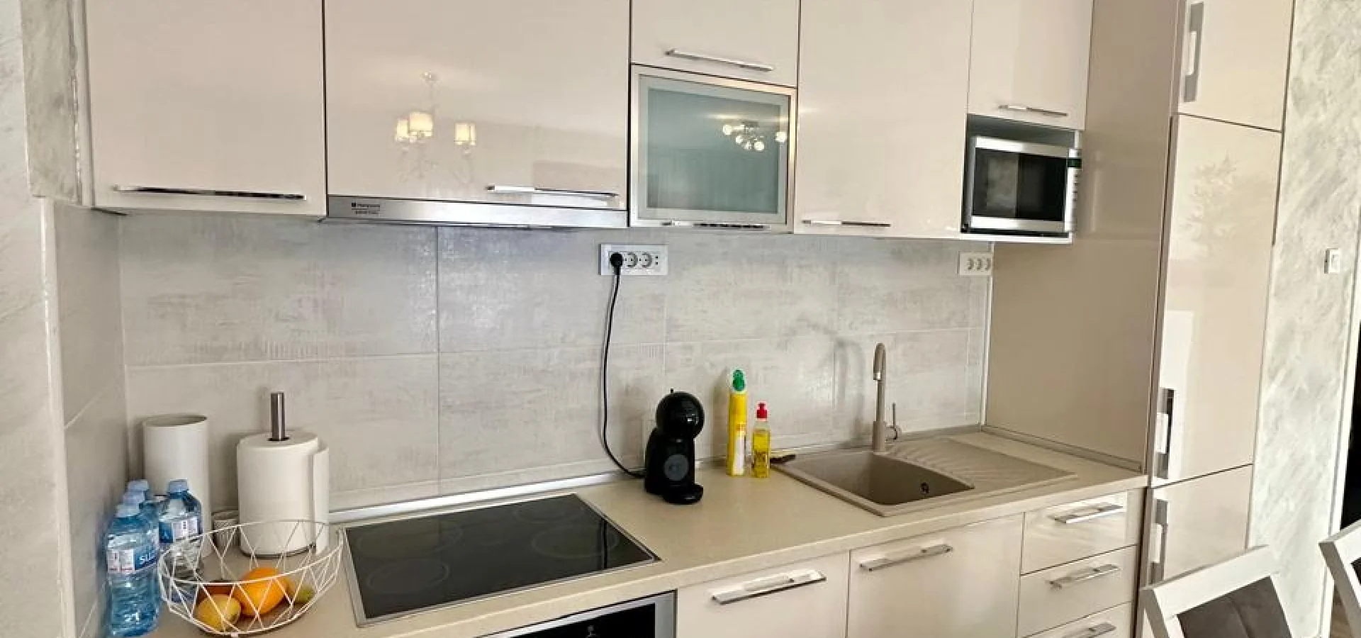 Budva Przno Bölgesi'nde yüzme havuzlu bir komplekste 2 +1 daire