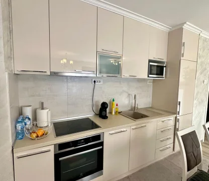 Budva Przno Bölgesi'nde yüzme havuzlu bir komplekste 2 +1 daire