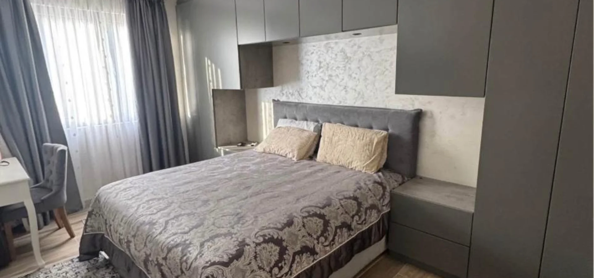 Budva Przno Bölgesi'nde yüzme havuzlu bir komplekste 2 +1 daire