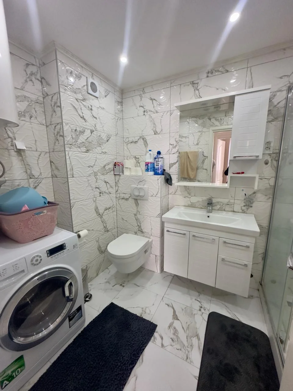 Budva Przno Bölgesi'nde yüzme havuzlu bir komplekste 2 +1 daire