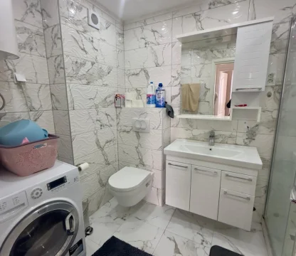 Budva Przno Bölgesi'nde yüzme havuzlu bir komplekste 2 +1 daire