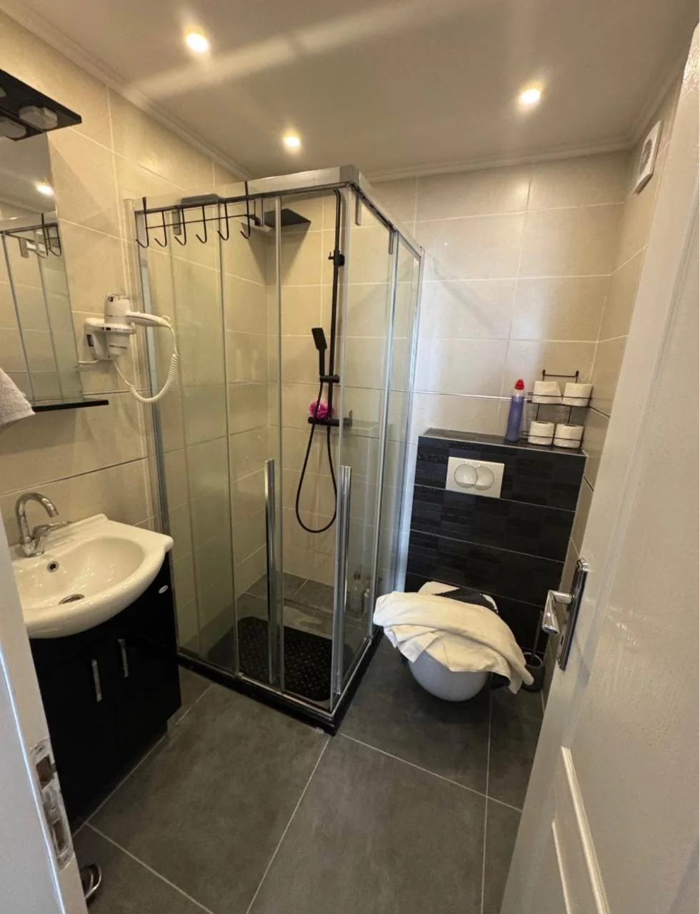 Budva Przno Bölgesi'nde yüzme havuzlu bir komplekste 2 +1 daire