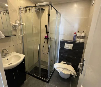 Budva Przno Bölgesi'nde yüzme havuzlu bir komplekste 2 +1 daire