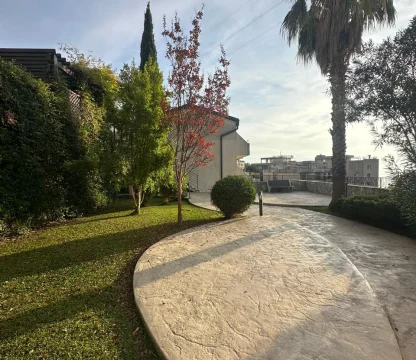 Budva Przno Bölgesi'nde yüzme havuzlu bir komplekste 2 +1 daire