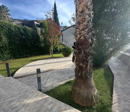 Budva Przno Bölgesi'nde yüzme havuzlu bir komplekste 2 +1 daire