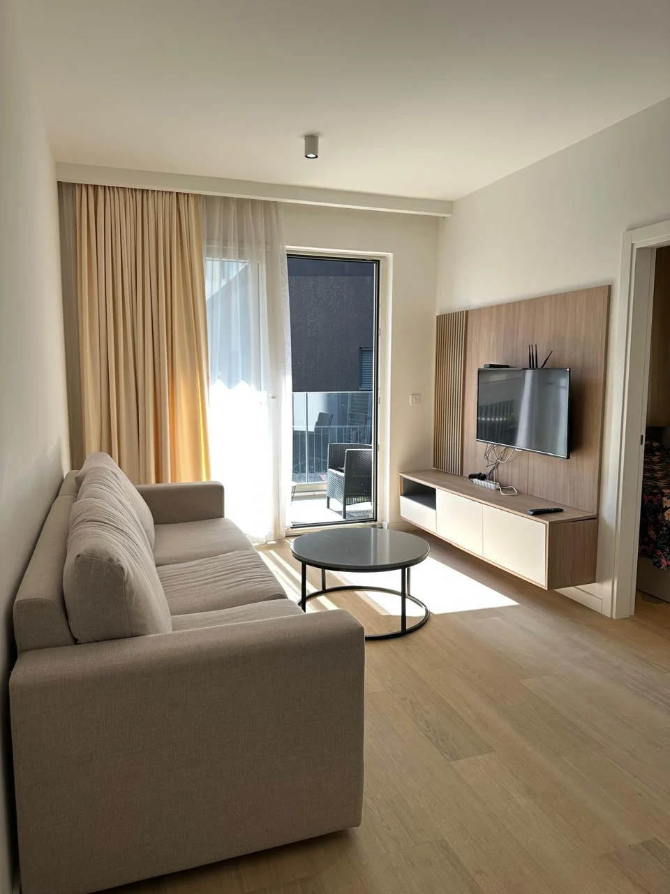 Budva Becici'de yüzme havuzu olan bir binada 1 + 1 daire Acil satış!