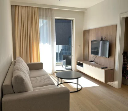 Budva Becici'de yüzme havuzu olan bir binada 1 + 1 daire Acil satış!