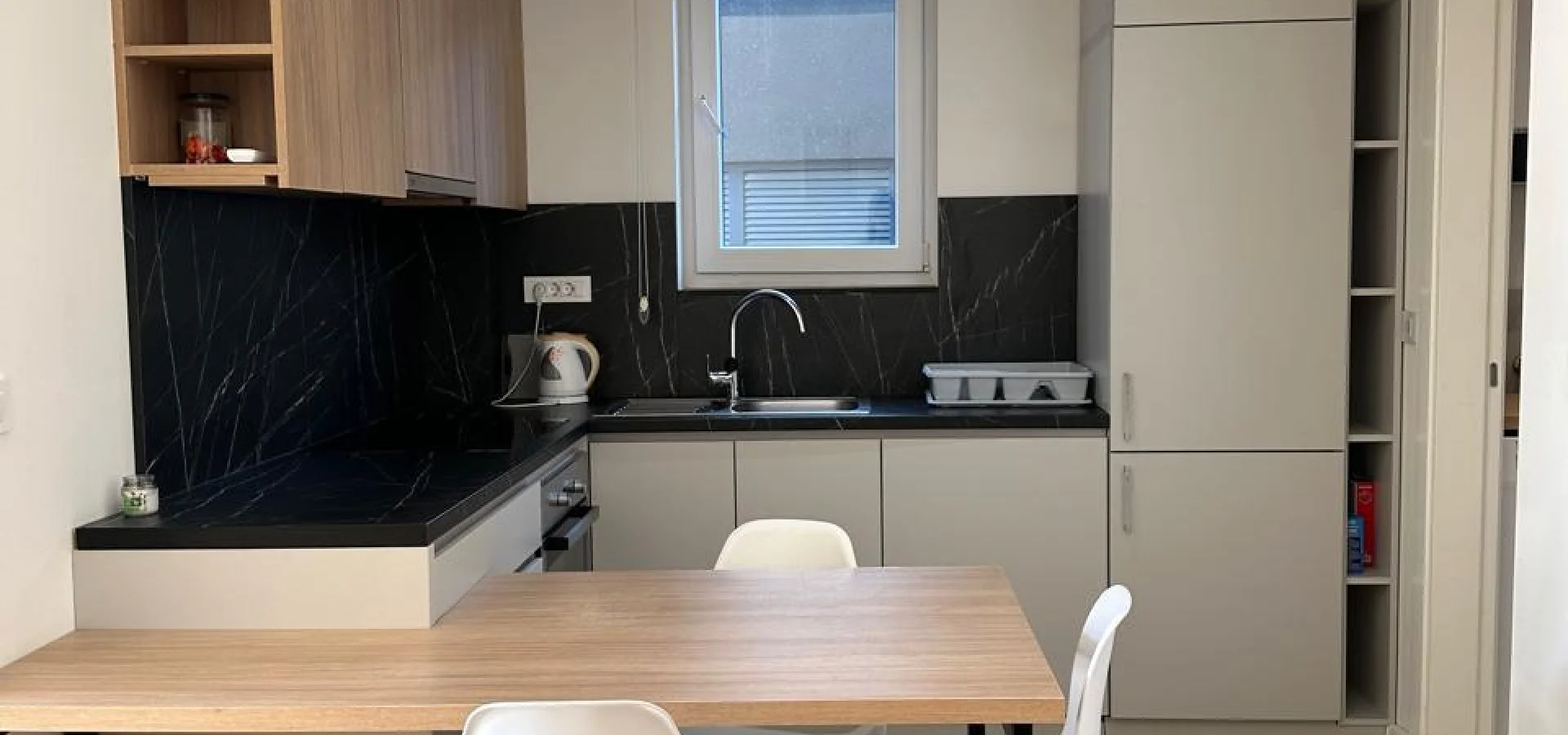 Budva Becici'de yüzme havuzu olan bir binada 1 + 1 daire Acil satış!