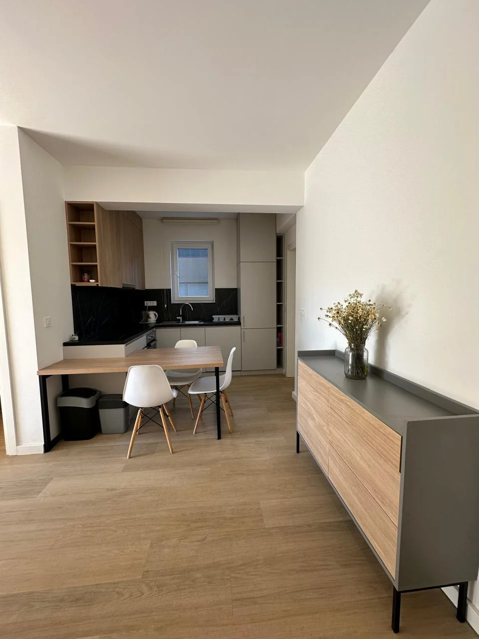 Budva Becici'de yüzme havuzu olan bir binada 1 + 1 daire Acil satış!