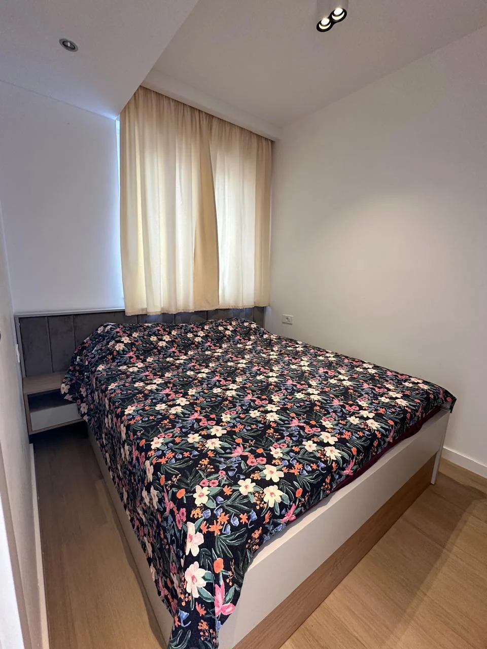 Budva Becici'de yüzme havuzu olan bir binada 1 + 1 daire Acil satış!