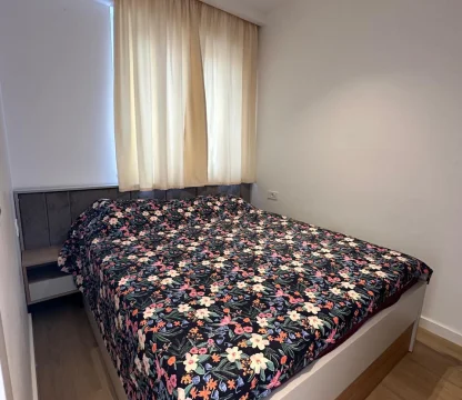 Budva Becici'de yüzme havuzu olan bir binada 1 + 1 daire Acil satış!