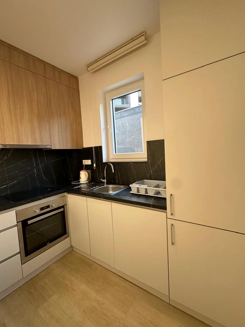 Budva Becici'de yüzme havuzu olan bir binada 1 + 1 daire Acil satış!