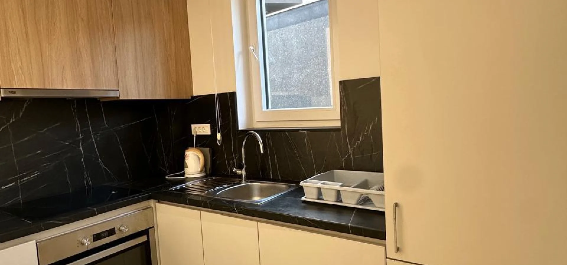 Budva Becici'de yüzme havuzu olan bir binada 1 + 1 daire Acil satış!