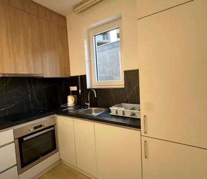 Budva Becici'de yüzme havuzu olan bir binada 1 + 1 daire Acil satış!