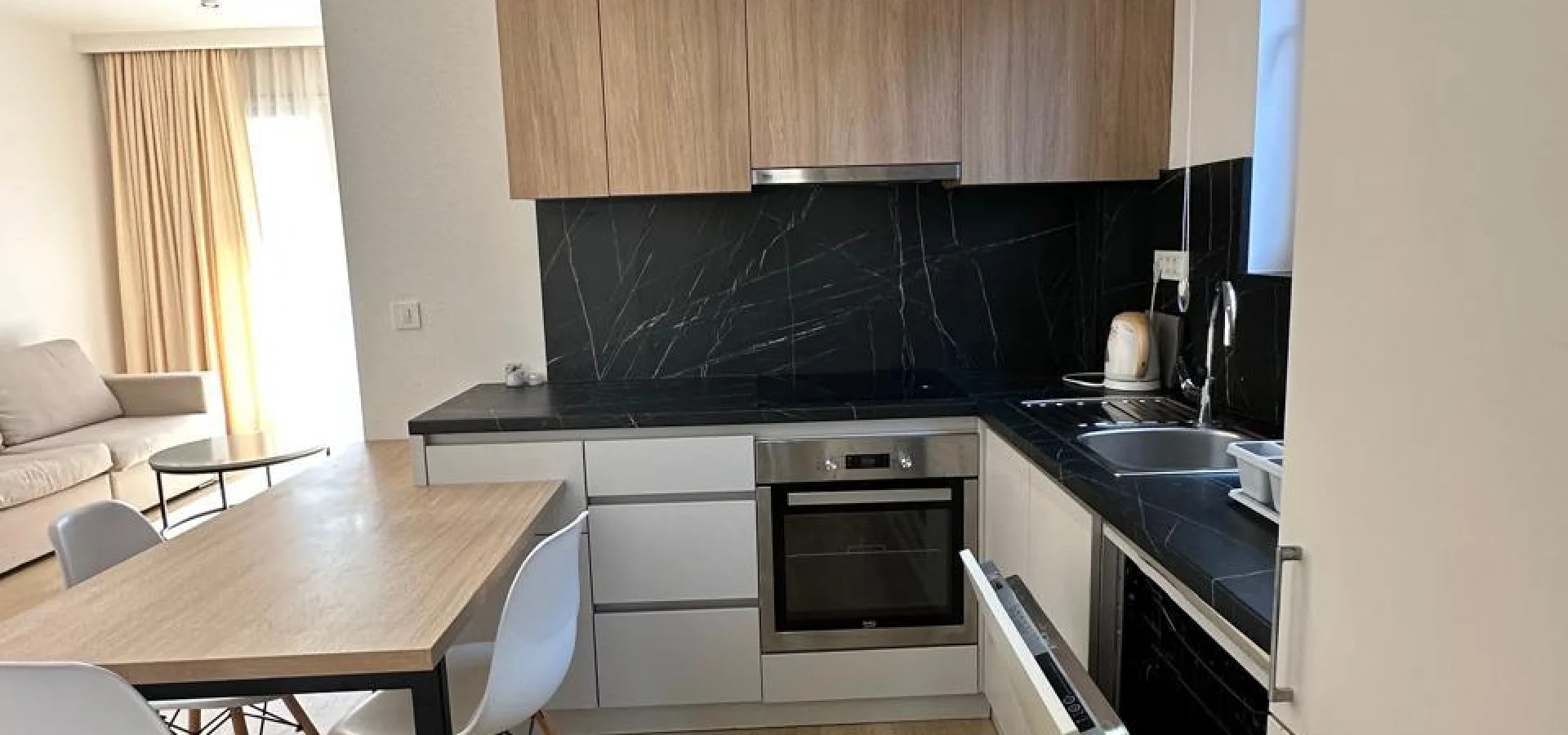 Budva Becici'de yüzme havuzu olan bir binada 1 + 1 daire Acil satış!