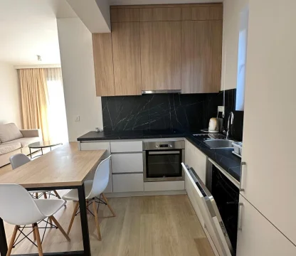 Budva Becici'de yüzme havuzu olan bir binada 1 + 1 daire Acil satış!