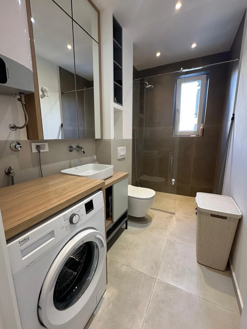 Budva Becici'de yüzme havuzu olan bir binada 1 + 1 daire Acil satış!