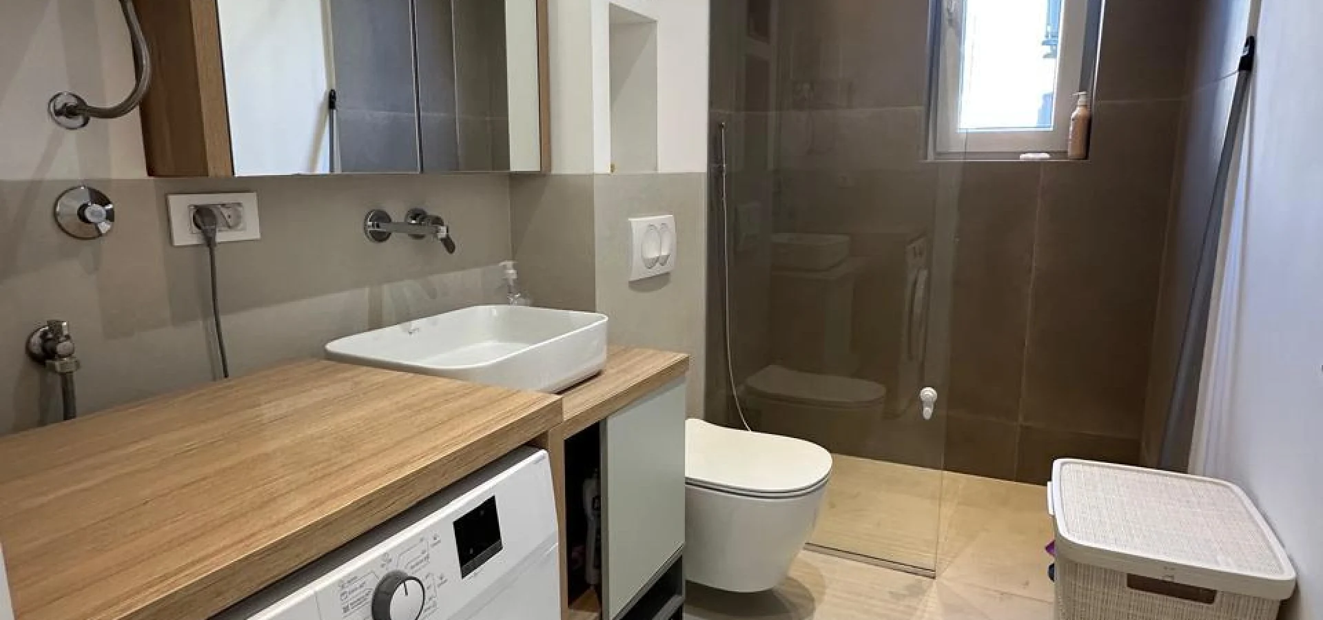 Budva Becici'de yüzme havuzu olan bir binada 1 + 1 daire Acil satış!