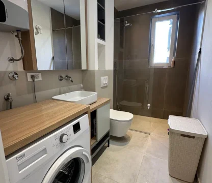 Budva Becici'de yüzme havuzu olan bir binada 1 + 1 daire Acil satış!