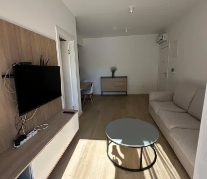 Budva Becici'de yüzme havuzu olan bir binada 1 + 1 daire Acil satış!