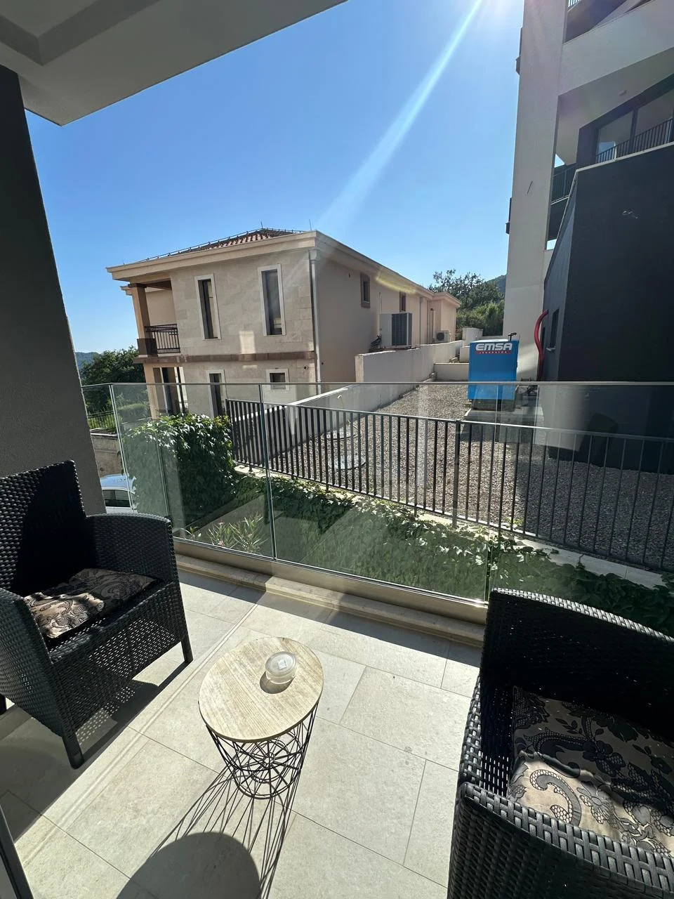 Budva Becici'de yüzme havuzu olan bir binada 1 + 1 daire Acil satış!