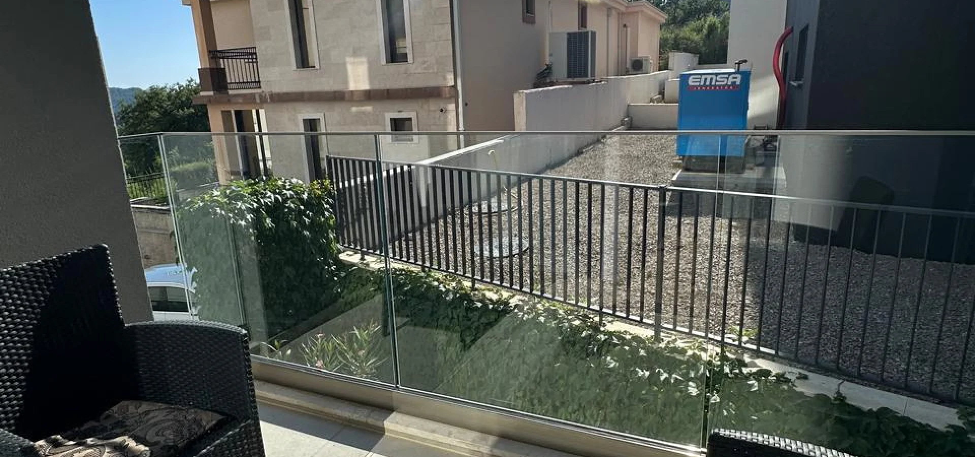 Budva Becici'de yüzme havuzu olan bir binada 1 + 1 daire Acil satış!