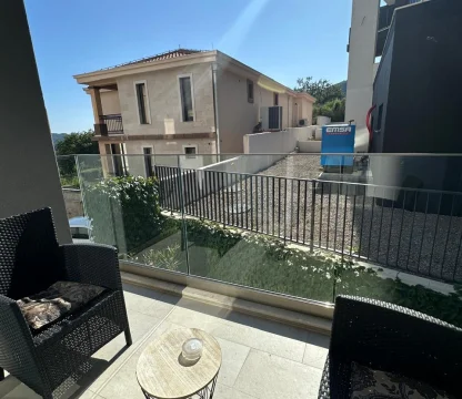 Budva Becici'de yüzme havuzu olan bir binada 1 + 1 daire Acil satış!