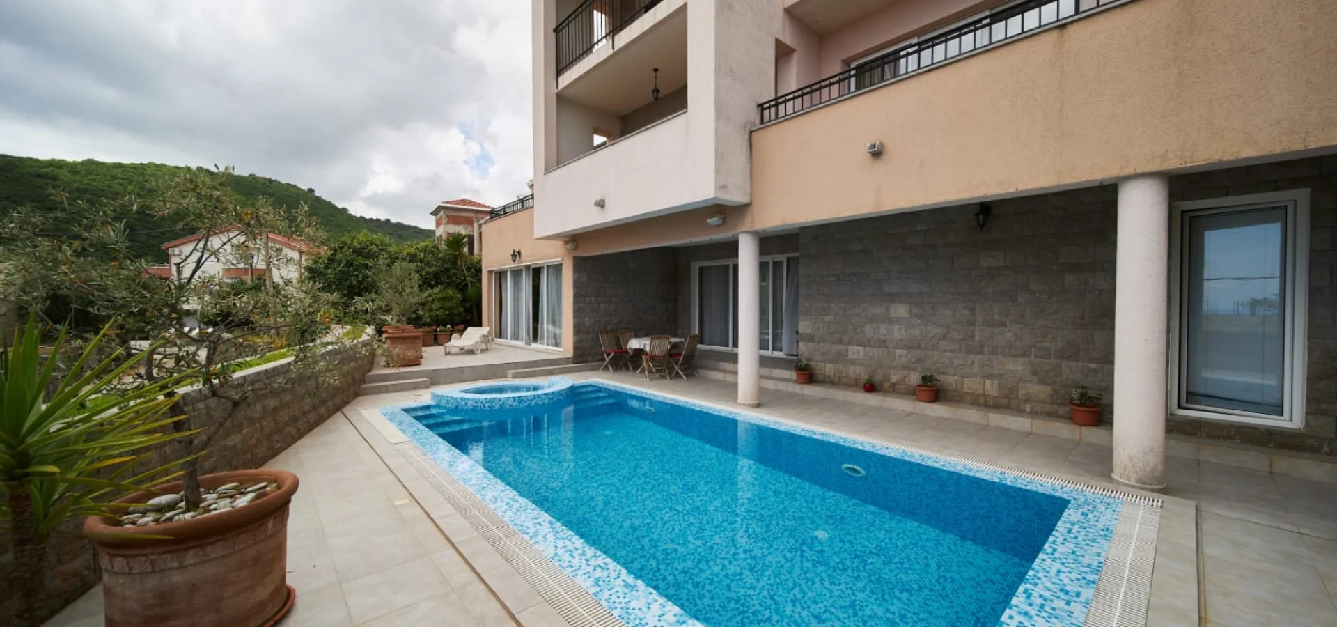 Bečići Ivanovići'de Panoramik Deniz Manzaralı Ultra-Lüks Malikane