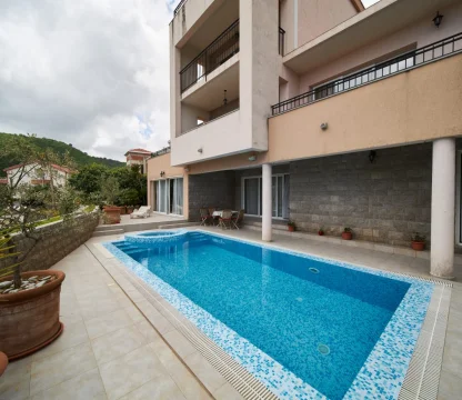 Bečići Ivanovići'de Panoramik Deniz Manzaralı Ultra-Lüks Malikane