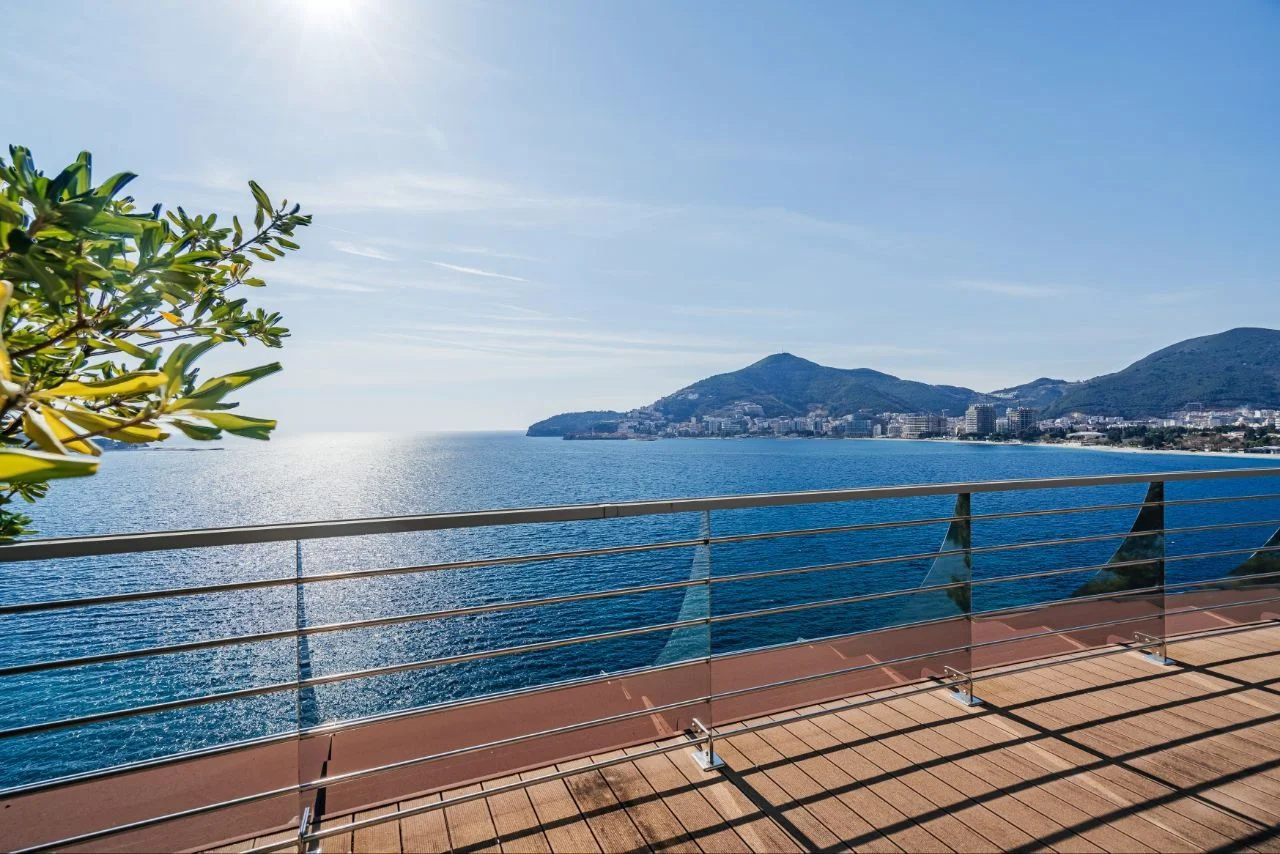 Budva Dukley Gardens, da satılık 2+1  villa